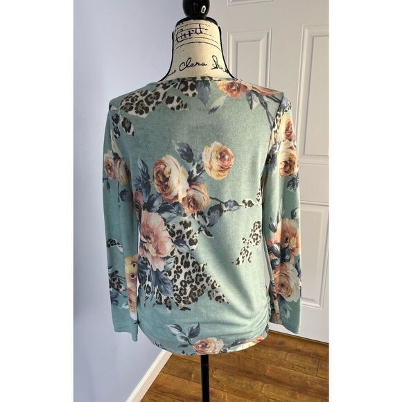 Lime & Chili Women’s M Long Sleeve Floral and Animal Print Sweater Light Blue wi - Picture 7 of 7